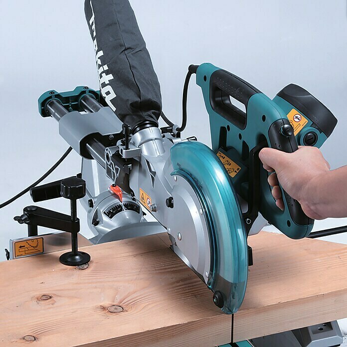 Makita Kapp- & Gehrungssäge LS1018LN1.430 W, Durchmesser Sägeblatt: 260 mm, 0 U/min - 4.300 U/min Use Shot