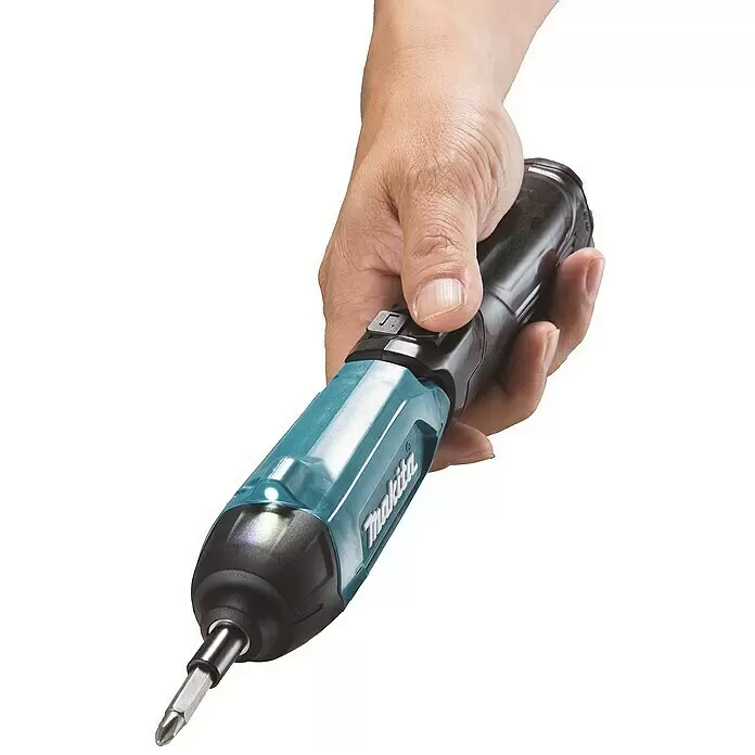 Makita Akku-Knickschrauber DF001DW - 3,6 V, 1 Akku, 4 Nm - Hand hält einen schwarz-türkisen Makita Akku-Schrauber mit LED-Licht und Sechskantbit.