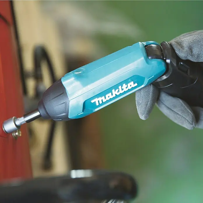 Makita Akku-Knickschrauber DF001DW - 3,6 V, 1 Akku, 4 Nm - Nahaufnahme eines Makita Akku-Winkelschraubers bei der Arbeit.