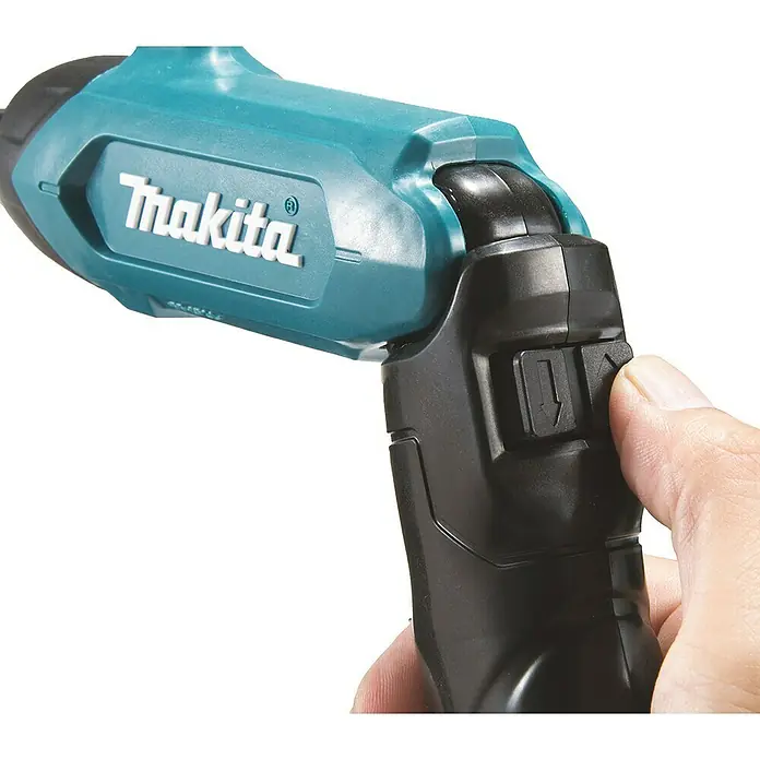 Makita Akku-Knickschrauber DF001DW - 3,6 V, 1 Akku, 4 Nm - Nahaufnahme einer Makita Akku-Arbeitsleuchte, die von einer Hand bedient wird. Ideal für Baustellen und Werkstätten.