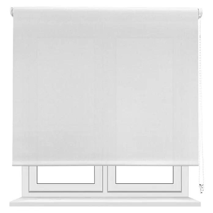 Estor enrollable screen 1% - An x Al: 165 x 250 cm, Blanco perla - Esta toma muestra una persiana enrollable blanca bajada frente a una ventana blanca, simple y funcional.
