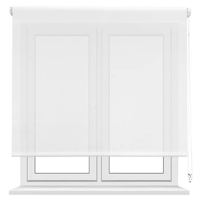 Estor enrollable screen 10% - An x Al: 200 x 250 cm, Blanco - Estor enrollable blanco frente a una ventana. El estor está casi completamente bajado, dejando pasar solo un poco de luz por la ventana.