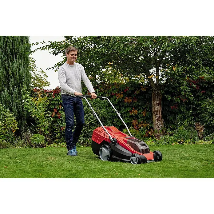 Einhell Power X-Change 18V Akku-Rasenmäher GE-CM 36/43 Li M - 18 V, 2 Akkus, 4 Ah, Schnittbreite: 43 cm - Mann, der einen Einhell-Rasenmäher bedient, mit rotem Gehäuse und schwarzen Rädern, ideal für effiziente Gartenarbeit und Rasenpflege.