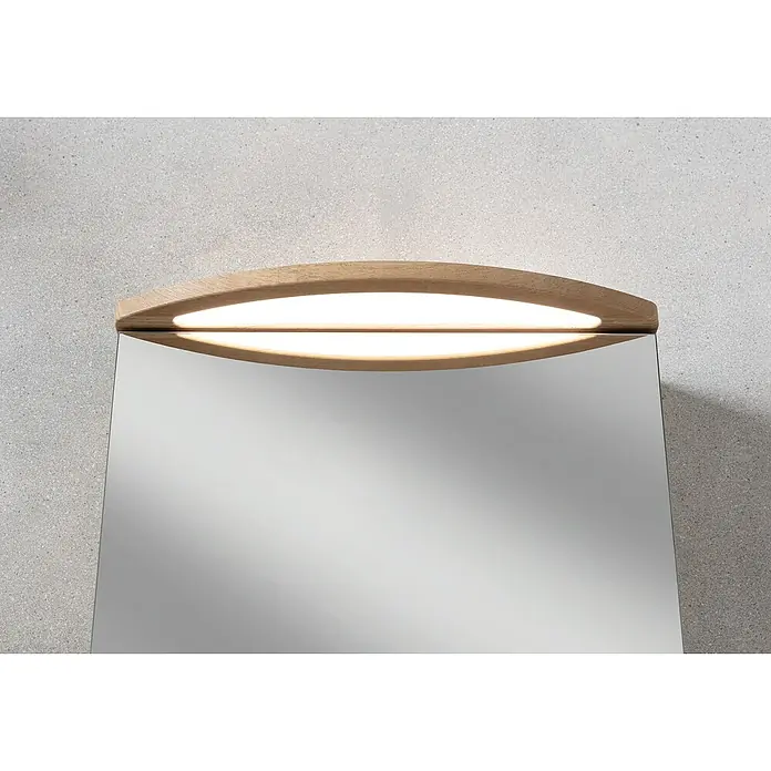 Camargue Swing LED-Spiegelschrank - B x H: 60 x 70,5 cm, Mit Beleuchtung, DIN Anschlag: Rechts, Berg Eiche, Glas - Ein beleuchteter Badezimmerspiegel mit einem Rahmen aus hellem Holz sorgt für eine sanfte und moderne Beleuchtung im Raum.