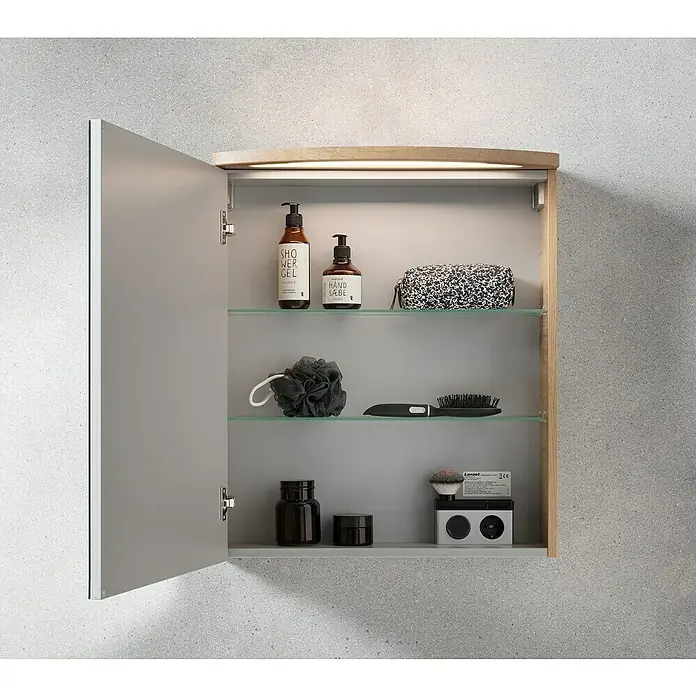 Camargue Swing Badmöbel-Set SW622B - Gesamtbreite Badmöbel: 60 cm, Berg Eiche, Matt, 3 -tlg. - Ein offener Spiegelschrank mit Glasböden und verschiedenen Badutensilien, darunter Seife, Bürste und Kosmetikartikel.