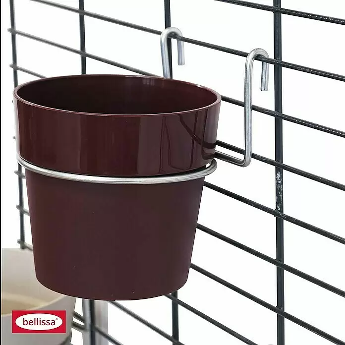 Bellissa Blumentopfhalter Fermo - Durchmesser: 12 cm, Silber - Dunkelroter Pflanztopf in silbernem Metallhänger an einem schwarzen Drahtgitter.