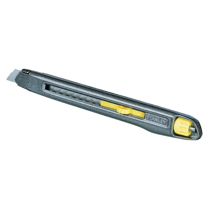 Stanley Cuttermesser Interlock - Klingenbreite: 9 mm, Abbrechklinge - Nahaufnahme eines Stanley-Teppichmessers mit ausfahrbarer Klinge und gelbem Schiebeknopf auf schwarzem Hintergrund.