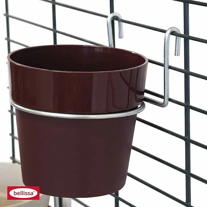 Bellissa Blumentopfhalter Fermo - Durchmesser: 17 cm, Silber - Ein dunkelroter Pflanztopf hängt an einem Metallgitter, befestigt mit einer silbernen Halterung. Ideal für kleine Pflanzen.