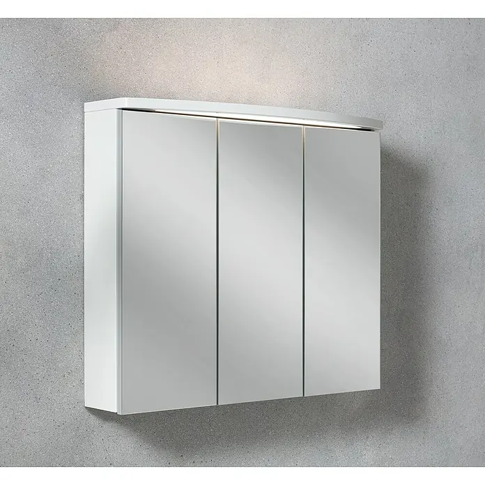Camargue Swing Badmöbel-Set SW820W - Gesamtbreite Badmöbel: 80 cm, Weiß, Hochglänzend, 3 -tlg. - Ein weißer Spiegelschrank mit drei Türen und Beleuchtung hängt an einer grauen Wand und bietet praktischen Stauraum.