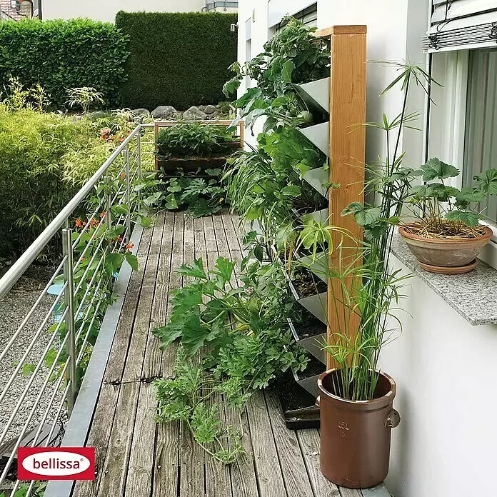 Bellissa Hochbeet Inalto L8 - 100 x 32 x 180 cm, Stahl, Hellbraun/Silber - Vertikales Pflanzregal aus Holz mit silbernen Metalltaschen, auf einem Balkon zum Anbau verschiedener Pflanzen.