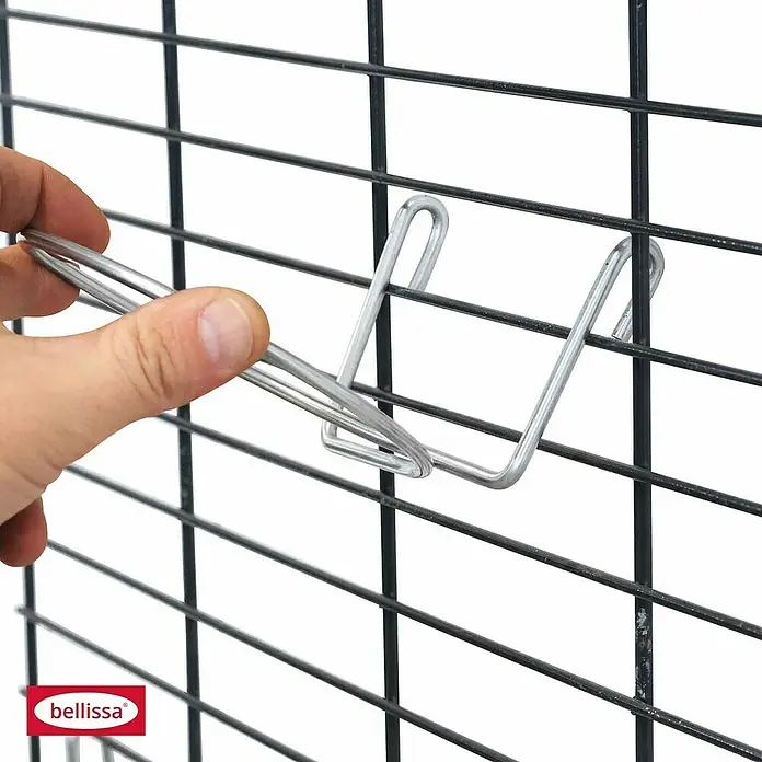 Bellissa Blumentopfhalter Fermo - Durchmesser: 12 cm, Silber - Nahaufnahme eines Drahtgitterhakens, der an einem schwarzen Drahtgitter befestigt ist, ideal zur Präsentation von Produkten.