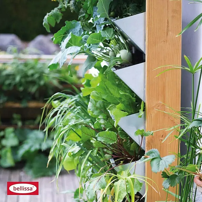 Bellissa Hochbeet Inalto L8 - 100 x 32 x 180 cm, Stahl, Hellbraun/Silber - Vertikaler Garten von Bellissa mit frischen Kräutern und Gemüse in dreieckigen Pflanzgefäßen, ideal für kleine Räume.