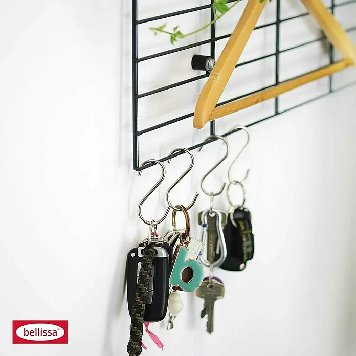 Bellissa Wandboard Fermo60,5 x 99 cm, Stahl - Schlüssel hängen an einem stilvollen Metallgitter mit praktischen S-Haken. Eine dekorative und ordentliche Aufbewahrungslösung für den Eingangsbereich.