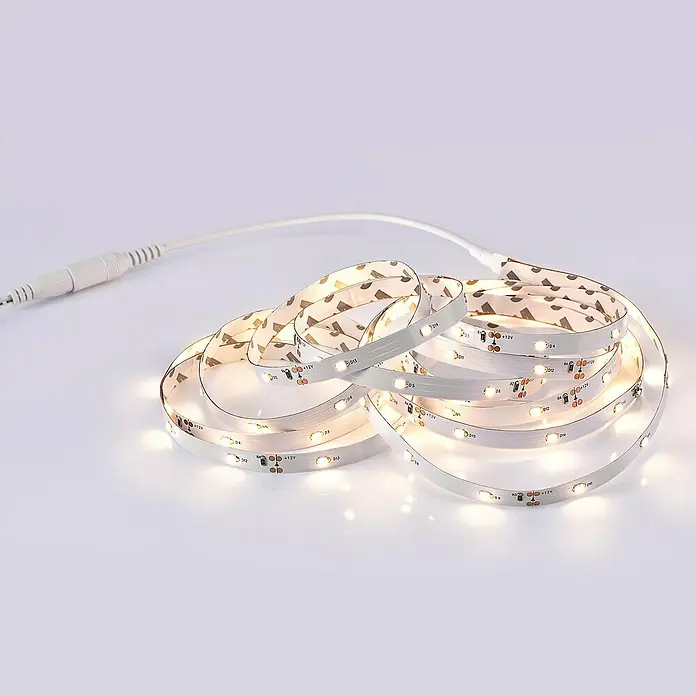 LED-Band - 3 m, Warmweiß - LED-Streifen: Aufgerollter, leuchtender LED-Streifen mit weißem Kabel auf hellem Untergrund, ideal für stimmungsvolle Beleuchtung.