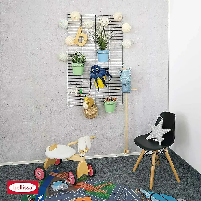 Bellissa Wandboard Fermo60,5 x 99 cm, Stahl - Dekoratives Kinderzimmer mit Spielzeug-Dreirad, Stuhl und Wanddekorationen, die eine kreative und verspielte Atmosphäre schaffen.
