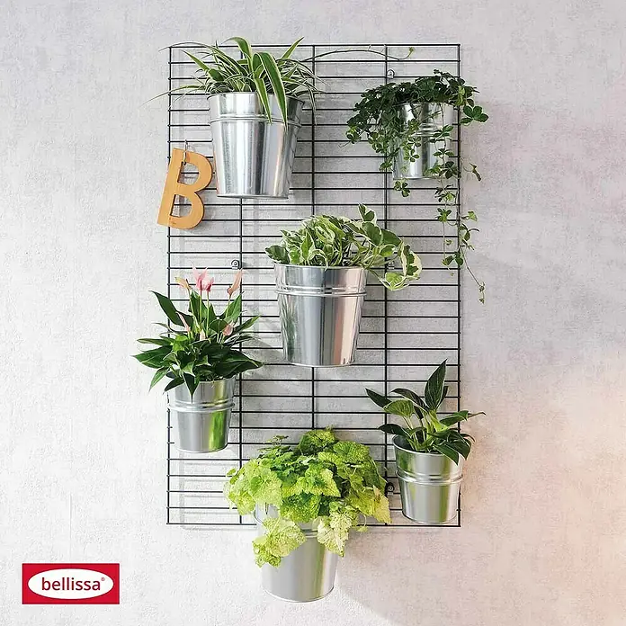 Bellissa Wandboard Fermo60,5 x 99 cm, Stahl - Wandgitter mit silbernen Blumentöpfen und verschiedenen Pflanzen, darunter Efeu und Grünlilie, und einem Holzbuchstaben "B".