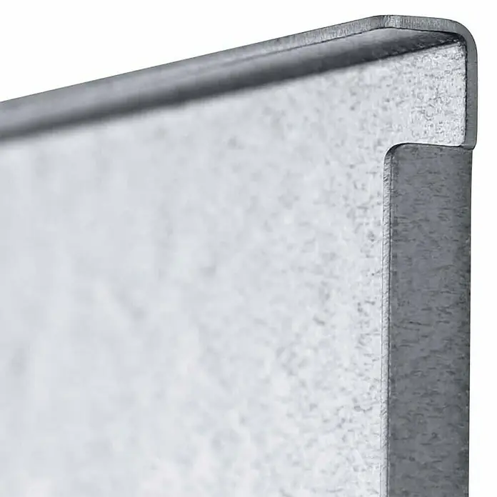 Bellissa Fachboden Filo 210 - L x B: 27 x 30 cm, Silber - Nahaufnahme einer Metallblechabdeckung mit einer robusten, verzinkten Oberfläche und einer präzisen Kante, ideal für den industriellen Einsatz.