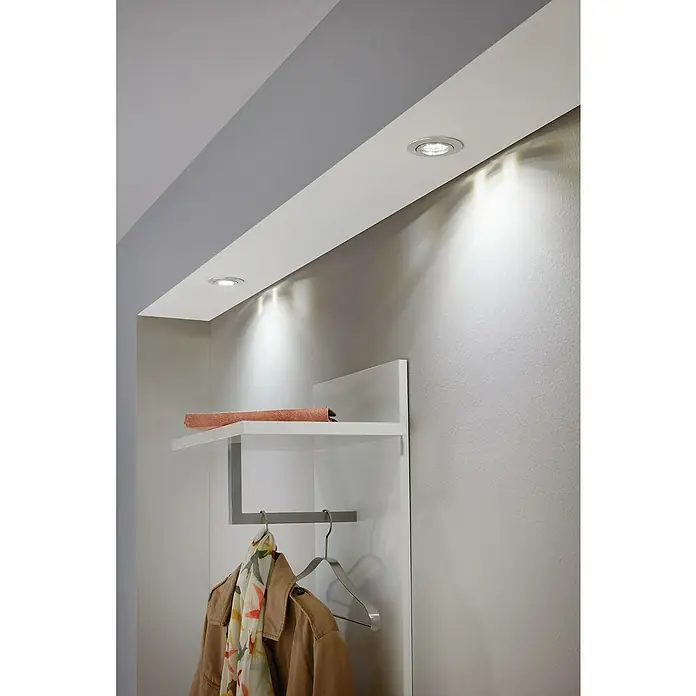 Eglo LED-Einbauleuchte Tedo - 5 W, Nickel matt, Warmweiß, Durchmesser: 7,8 cm, 3 Stk. - Garderobe mit zwei Spots an der Decke, die den Bereich beleuchten. Beige Jacke hängt an einem Kleiderbügel unter dem Regal.