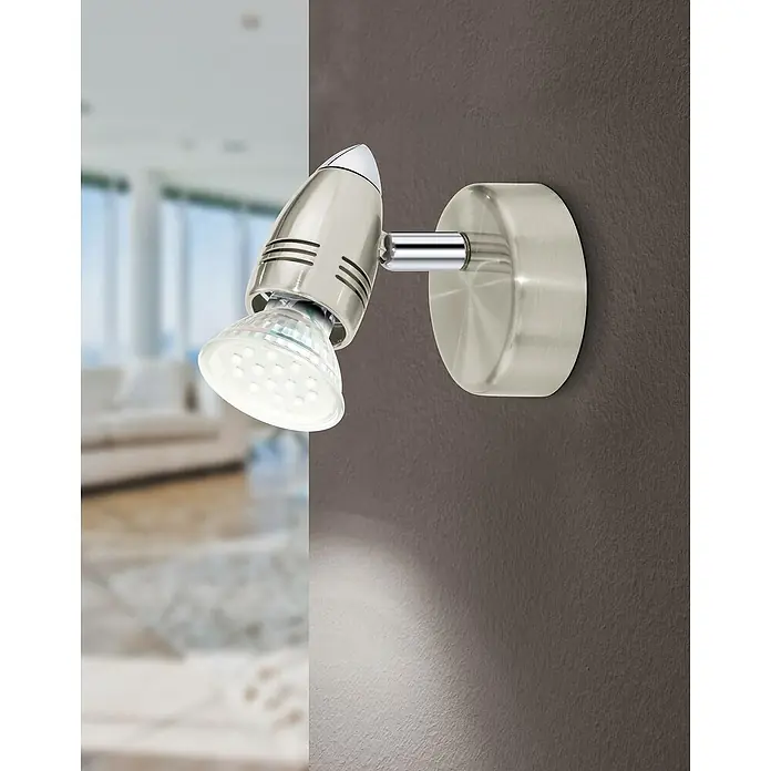 Eglo LED-Deckenstrahler MAGNUM-LED - 3 W, Nickel-matt/Chrom, 1 Stk. - Nahaufnahme einer modernen Wandleuchte in Silberoptik, die ein warmes Licht ausstrahlt und eine elegante Atmosphäre erzeugt.