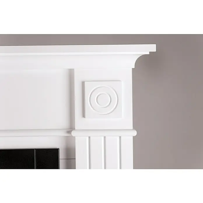 Marco Da Vinci - Blanco, 60 x 24 x 58 cm - Vista detallada de una chimenea blanca con un adorno cuadrado decorativo y ranuras verticales, destacando su elegante estructura.
