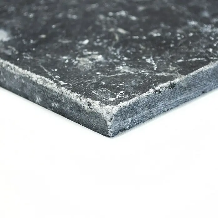 Antikmarmorfliese Nero Römischer Verband - 6 Stk., Schwarz, Matt - Nahaufnahme einer polierten Nero Marquina Marmorfliese, die ihre dunkle Farbe und weiße Maserung hervorhebt.