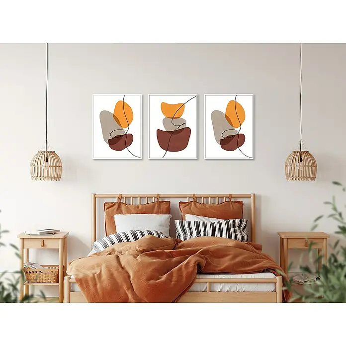 Bild - Abstrakt, B x H: 30 x 40 cm, 3 -tlg. - Ein Schlafzimmer mit einem Holzbett, Nachttischen und drei abstrakten Kunstwerken an der Wand.