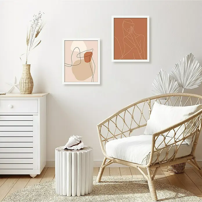Bild - Abstrakt Frau, B x H: 30 x 40 cm, 2 -tlg. - Elegantes Interieur mit zwei gerahmten Kunstwerken, einem Rattansessel mit Kissen und einem Beistelltisch mit Muschel.