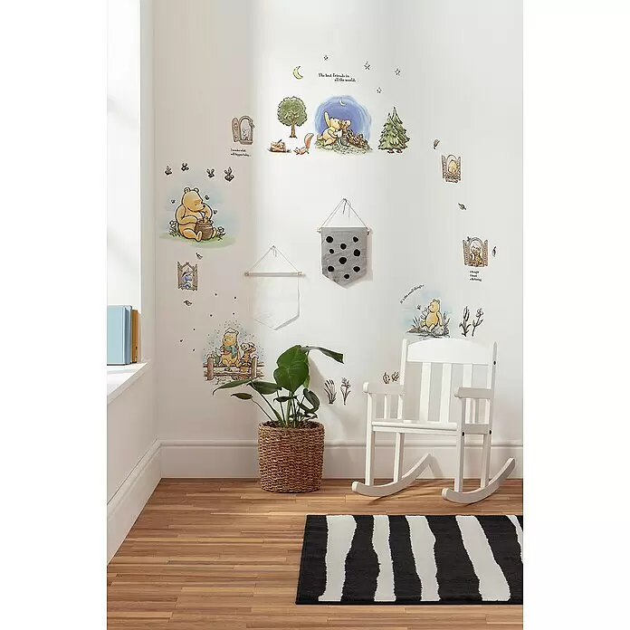 Komar Wandtattoo Disney Winnie The Pooh Adventures - Bunt, 50 x 70 cm, 61 -tlg. - Winnie Puuh Wandtattoos mit verschiedenen Charakteren und Szenen, an einer Wand im Kinderzimmer angeordnet.