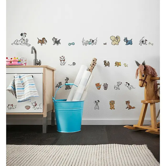 Komar Wandtattoo Disney Cats and Dogs - Bunt, 50 x 70 cm, 27 -tlg. - Wanddeko mit Hunde- und Katzenmotiven im Kinderzimmer. Niedliche Wandsticker, die eine freundliche Atmosphäre schaffen und die Fantasie anregen.