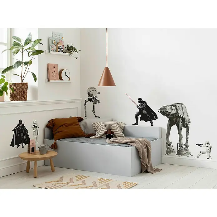 Komar Star Wars Wandtattoo Star Wars Doomed70 x 100 cm - Das Bild zeigt ein Kinderzimmer mit Star Wars Wandtattoos, darunter Darth Vader und AT-AT Walker, für eine thematische Raumgestaltung.