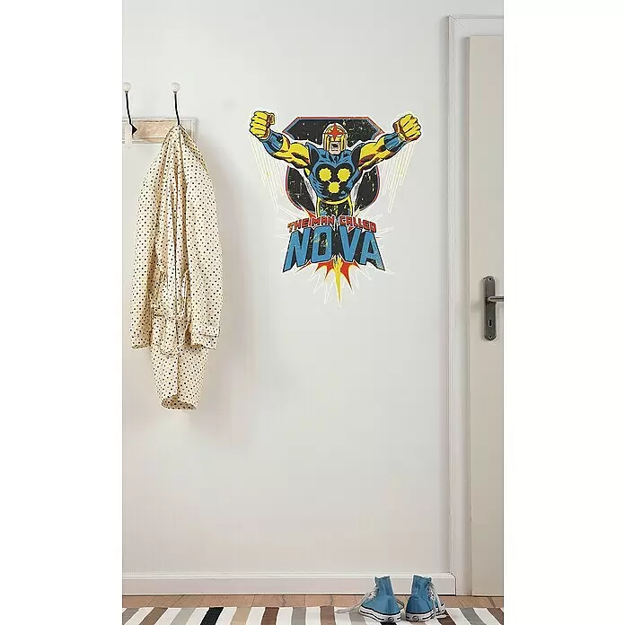 Komar Wandtattoo Nova Comic Classic - Bunt, 50 x 70 cm, 1 -tlg. - Marvel Nova Wandtattoo im Comic-Stil mit dem Text „The Man Called Nova“.