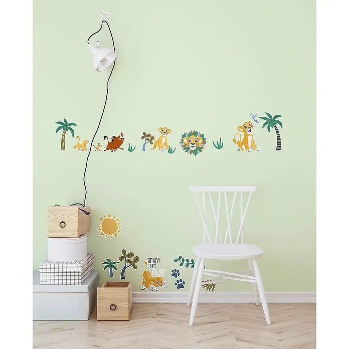 Komar Wandtattoo Disney Lion King Palmtrees - Rosa, Braun, Weiß, 50 x 70 cm, 34 -tlg. - Wanddekoration im Kinderzimmer mit "Der König der Löwen"-Motiven, bestehend aus verschiedenen Aufklebern auf einer hellgrünen Wand.