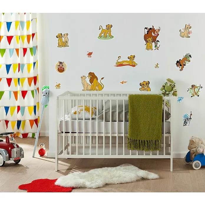 Komar Wandtattoo König der Löwen - Kreislauf des Lebens - 50 x 70 cm - Kinderzimmer mit einem weißen Kinderbett, dekoriert mit "Der König der Löwen"-Wandstickern und einem bunten Vorhang.