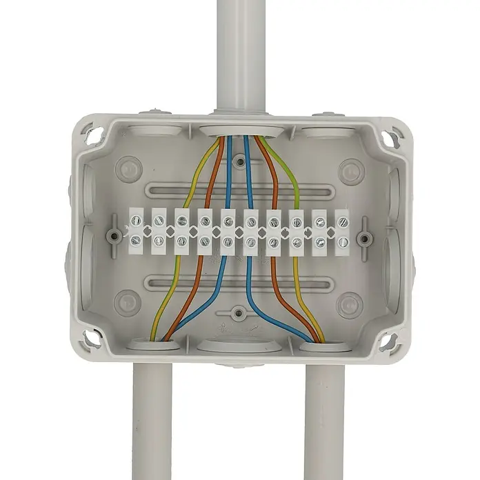 Abzweigdose - 160 x 115 x 70 mm, Aufputz - Anschlussdose mit elektrischen Drähten und Klemmen. Installation mit mehrfarbigen Drähten und Schraubklemmen für sichere Verbindungen.