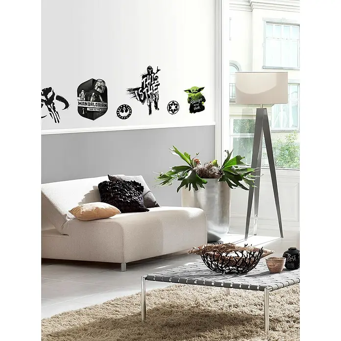 Komar Star Wars Wandtattoo Mandalorian Legend50 x 70 cm - Eine stylische Wanddekoration mit Star Wars Mandalorianer Motiven in einem modernen Wohnzimmer, die jedem Raum Charakter verleiht.