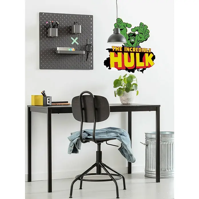 Komar Marvel Wandtattoo Hulk Comic Classic - 50 x 70 cm, 1 -tlg. - Ein moderner Arbeitsplatz mit einem schwarzen Schreibtisch, einem Stuhl mit einer Jacke und einer "The Incredible Hulk"-Wanddekoration.