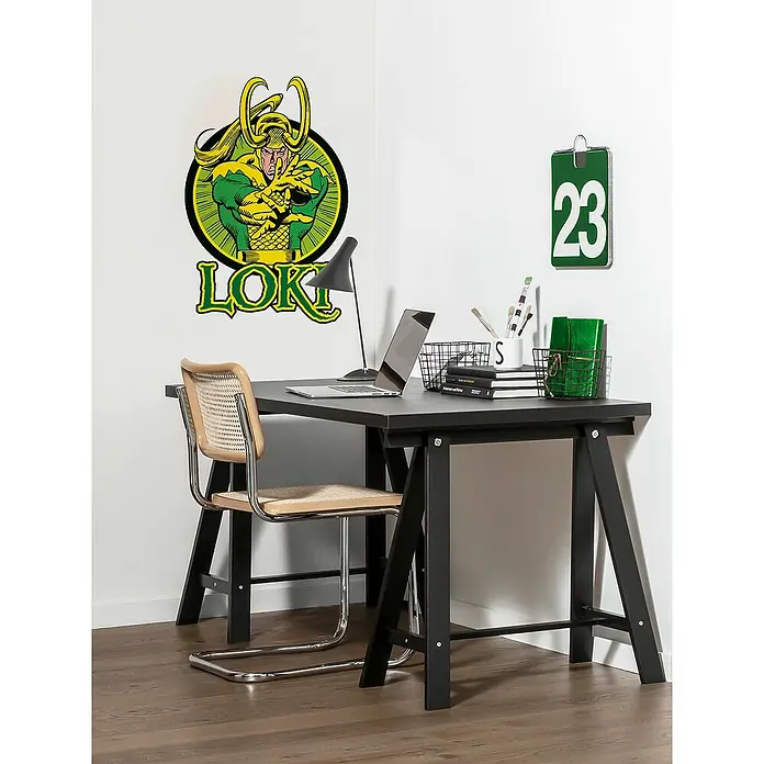 Komar Marvel Wandtattoo Loki Comic Classic - Schwarz, Blau, 50 x 70 cm, 1 -tlg. - Büro mit schwarzem Schreibtisch und Stuhl mit Loki-Wandaufkleber, ideal für Fans. Perfekt für Arbeitszimmer oder Gaming-Bereiche.