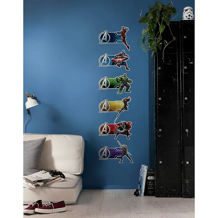 Komar Marvel Wandtattoo Avengers Plates70 x 100 cm - Wanddeko mit Avengers-Motiven. Superhelden Iron Man, Captain America, Hulk, Black Widow, Thor und Hawkeye zieren die Wand des Zimmers.