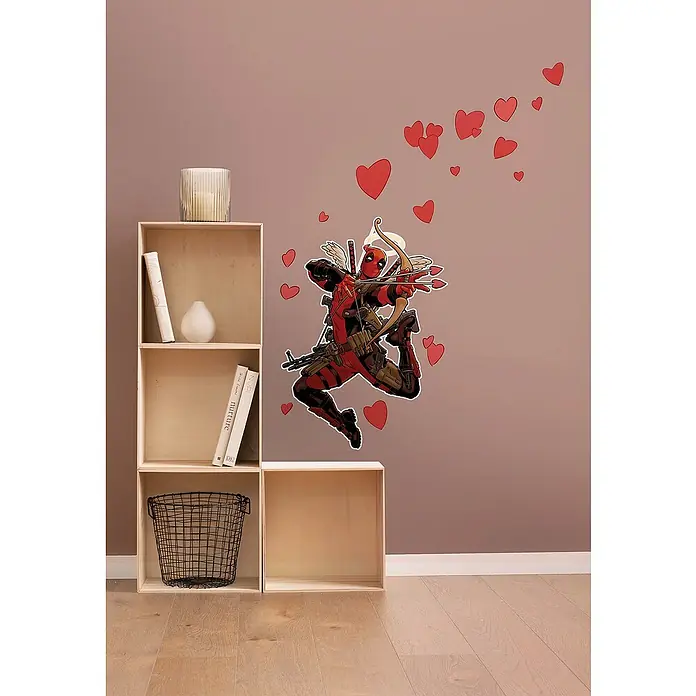 Komar Marvel Wandtattoo Deadpool Lovepool - Bunt, 50 x 70 cm, 17 -tlg. - Wandaufkleber mit Deadpool als Amor, umgeben von roten Herzen, für eine liebevolle Atmosphäre.