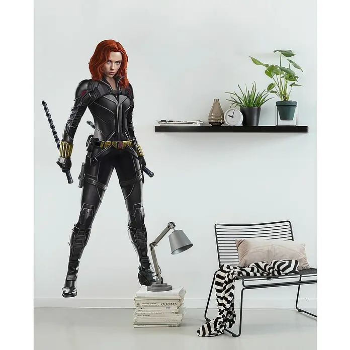 Komar Marvel Wandtattoo Black Widow Stand - Schwarz, Rot, Gold, 70 x 100 cm, 5 -tlg. - Wandtattoo von Black Widow mit roten Haaren im schwarzen Anzug mit Stöcken an der Wand.