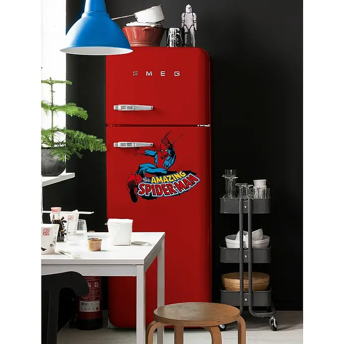 Komar Marvel Wandtattoo Spider-Man Comic Classic - Rot, Blau, 50 x 70 cm, 1 -tlg. - Roter SMEG Kühlschrank mit einem Spiderman-Aufkleber in einer modernen Küche, der einen Retro-Touch verleiht. Stilvolle Kücheneinrichtung.
