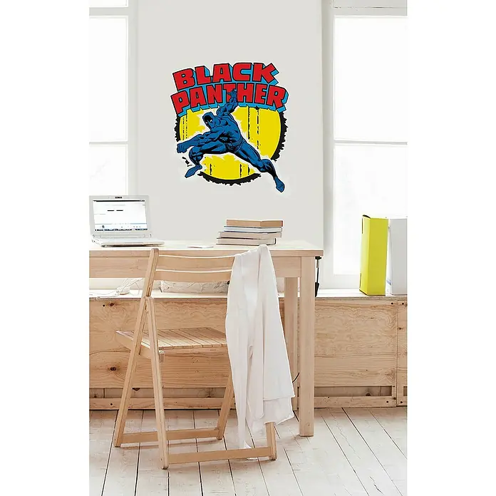 Komar Marvel Wandtattoo Black Panther - Gelb, Blau, Schwarz, Weiß, 50 x 70 cm, 1 -tlg. - Büro mit Laptop und Black Panther Wandaufkleber. Der Wandaufkleber verleiht dem Raum eine spielerische Note.