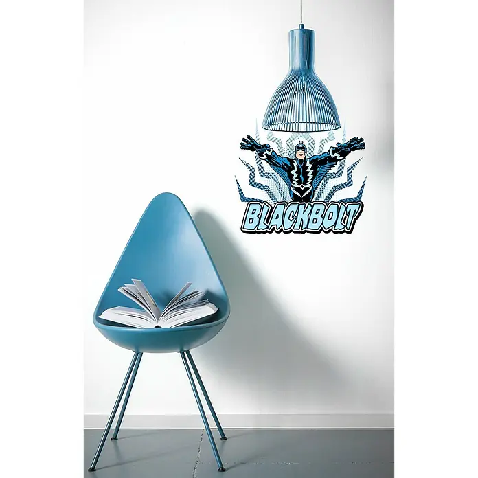 Komar Marvel Wandtattoo Blackbolt50 x 70 cm - Ein blauer Stuhl mit Buch und eine passende Lampe darunter ein Black Bolt Wandtattoo mit Superhelden Motiv.