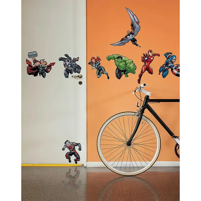 Komar Marvel Wandtattoo Avengers Action - Bunt, 70 x 100 cm, 8 -tlg. - Wanddeko mit Avengers-Motiven, bestehend aus mehreren Aufklebern verschiedener Superhelden, die auf einer Tür und Wand angebracht sind.