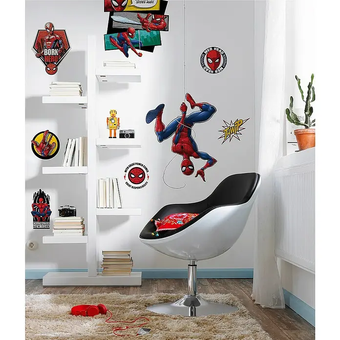 Komar Marvel Wandtattoo Spider-Man Web Head - Bunt, 70 x 100 cm, 8 -tlg. - Ein Kinderzimmer mit Spiderman-Wanddeko, einem weißen Bücherregal und einem coolen, weißen Drehsessel.