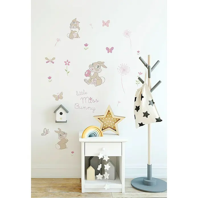 Komar Wandtattoo Disney Little Miss Bunny - Bunt, 50 x 70 cm, 24 -tlg. - Wanddekoration im Kinderzimmer mit niedlichen Hasenaufklebern, einem hölzernen Sternlicht und einer dekorativen Nachtkonsole für eine gemütliche Atmosphäre.