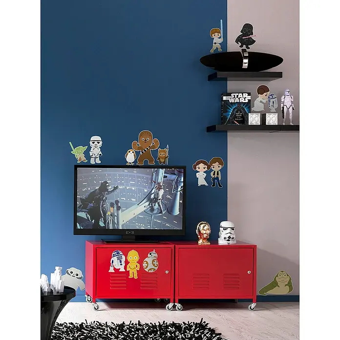 Komar Star Wars Wandtattoo Star Wars Little Heroes - Bunt, 50 x 70 cm, 15 -tlg. - Ein lebendiges Kinderzimmer mit Star Wars-Dekorationen und einem roten TV-Schrank, der mit Star Wars-Aufklebern verziert ist.
