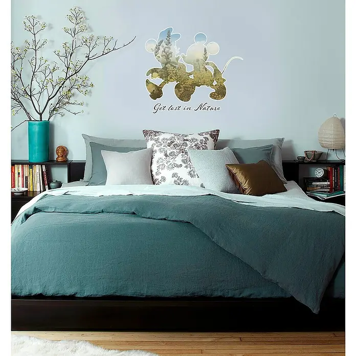 Komar Wandtattoo Mickey Mouse - Get Lost In Nature - Bunt, 50 x 70 cm, 5 -tlg. - Einladendes Schlafzimmer mit einem dunkelgrünen Bettbezug, der Komfort und Stil vereint. Das natürliche Design schafft eine ruhige Atmosphäre.