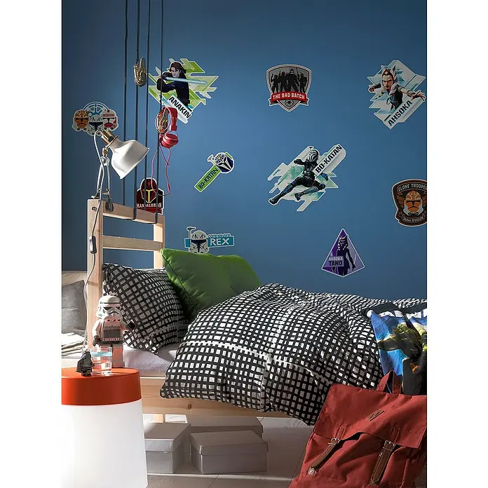 Komar Star Wars Wandtattoo Clone Wars Badges - Schwarz, Rot, 70 x 100 cm, 10 -tlg. - Ein Kinderzimmer mit Star Wars Wandstickern, Bett und einem orangefarbenen Nachttisch.