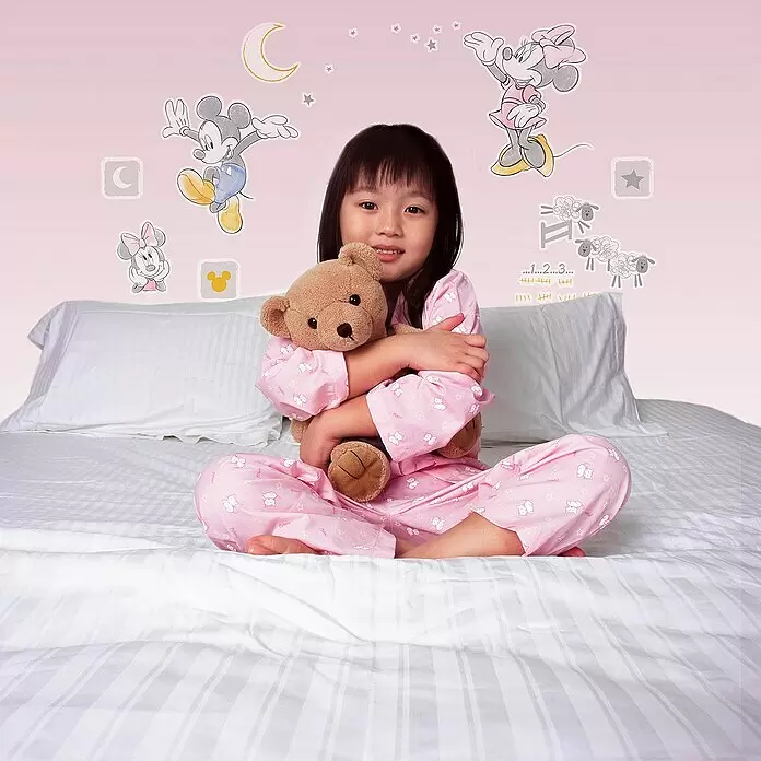 Komar Wandtattoo Mickey Mouse Counting Sheeps - 50 x 70 cm - Stimmungsaufnahme